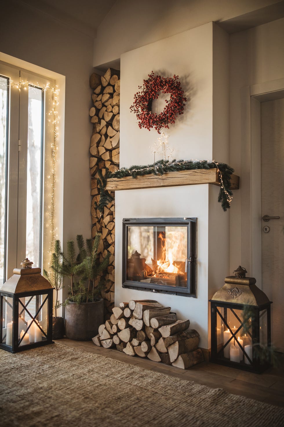 40 Christmas Mantel Decor Ideas for the Coziest Fireside Scene