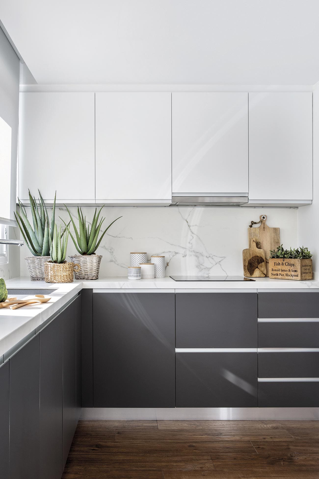 cocina en blanco y negro con suelo cerámico de acabado en madera