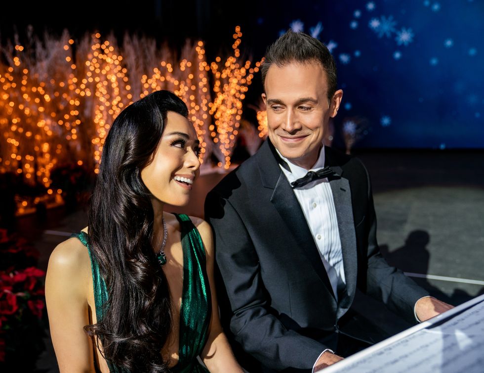christmas with you l to r aimee garcia as angelina, freddie prinze jr as miguel in christmas with you cr jessica kourkounisnetflix © 2022