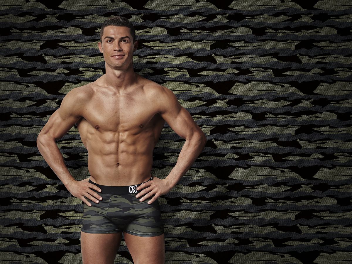 kever Moedig aan binnen Cristiano Ronaldo Is Trying to Hide His Junk From You