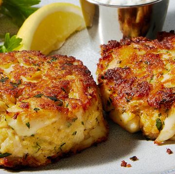 crab cakes with lemon slices and tartar sauce