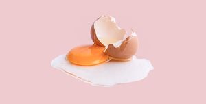卵は手軽に摂取できるタンパク質源であると同時に、ビタミンA、D、B12などの必須栄養素やコリンを豊富に含んだ栄養価の高い食品。しかもスーパーで気軽に買えるという、私たちの強い味方！ 卵の栄養素や健康効果、コレステロールに関する見解など、専門家が解説する「卵が健康に良い理由」をご紹介します。