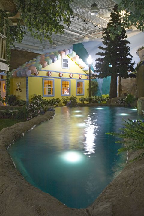 Swimming pool, Property, House, Water, Building, Home, Reflection, Leisure, Real estate, Tree, 