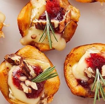 cranberry brie bites with pecans and rosemary