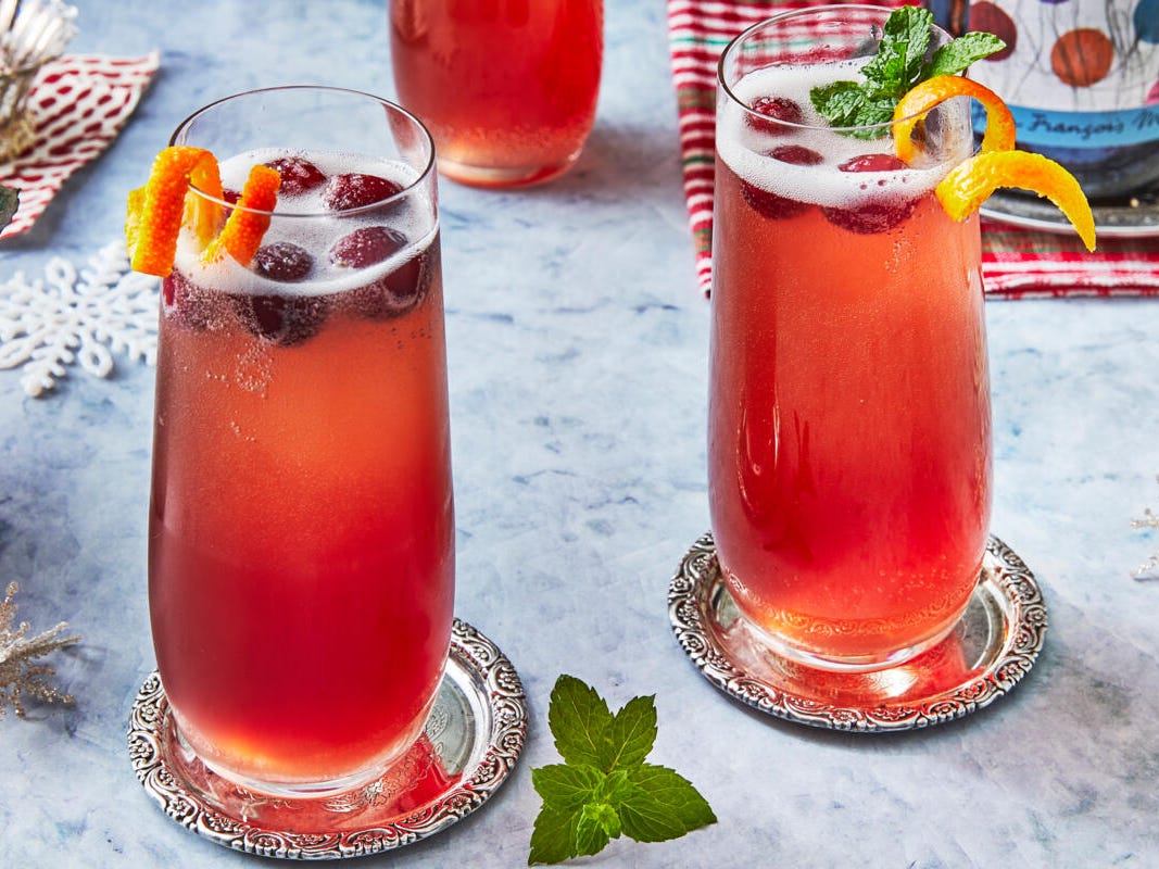 https://hips.hearstapps.com/hmg-prod/images/cranberry-mimosa-recipe-2-1664218727.jpg?crop=0.6666666666666667xw:1xh;center,top&resize=1200:*