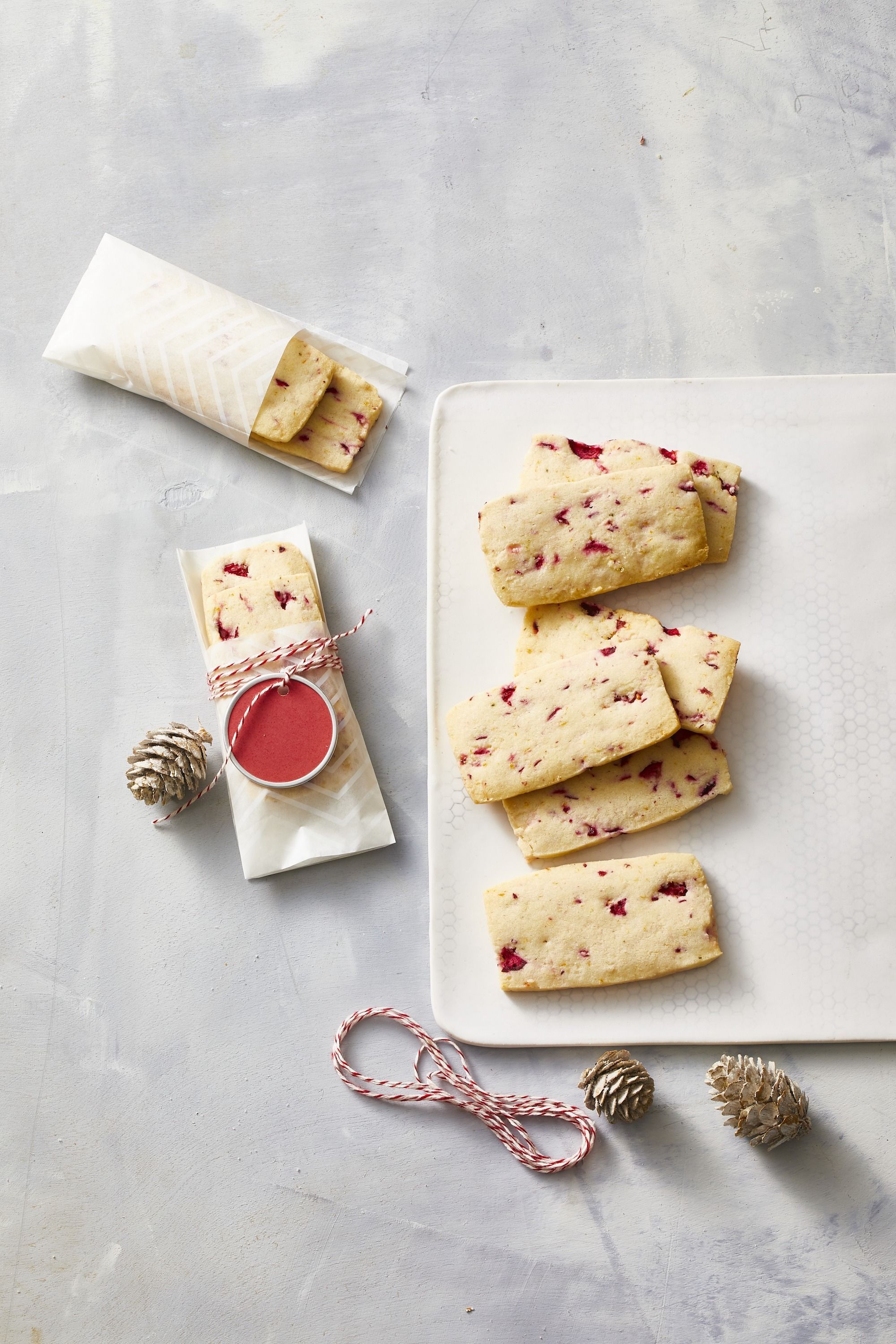 https://hips.hearstapps.com/hmg-prod/images/cranberry-shortbread-wdy-1219-1573583034.jpg