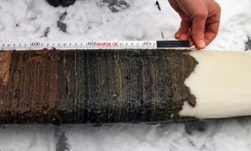 Geologen zoeken onder meer in het sediment van Crawford Lake in het zuiden van de Canadese provincie Ontario naar een marker bijvoorbeeld de fallout van atoombommen waarmee het begin van het Antropoceen in de geologie kan worden gedefinieerd