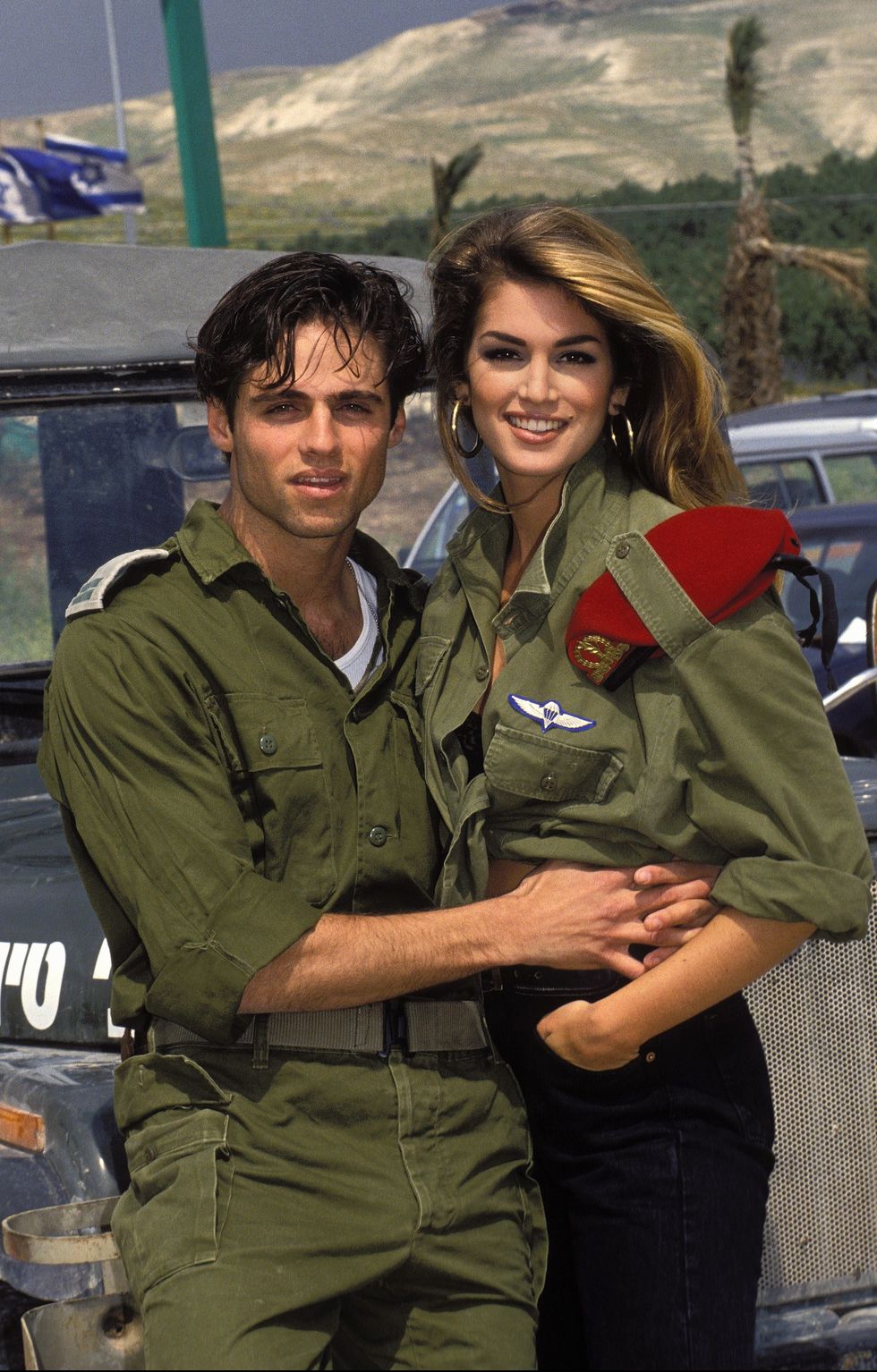 cindy crawford posa con u n soldado israelí, medio vestida de militar