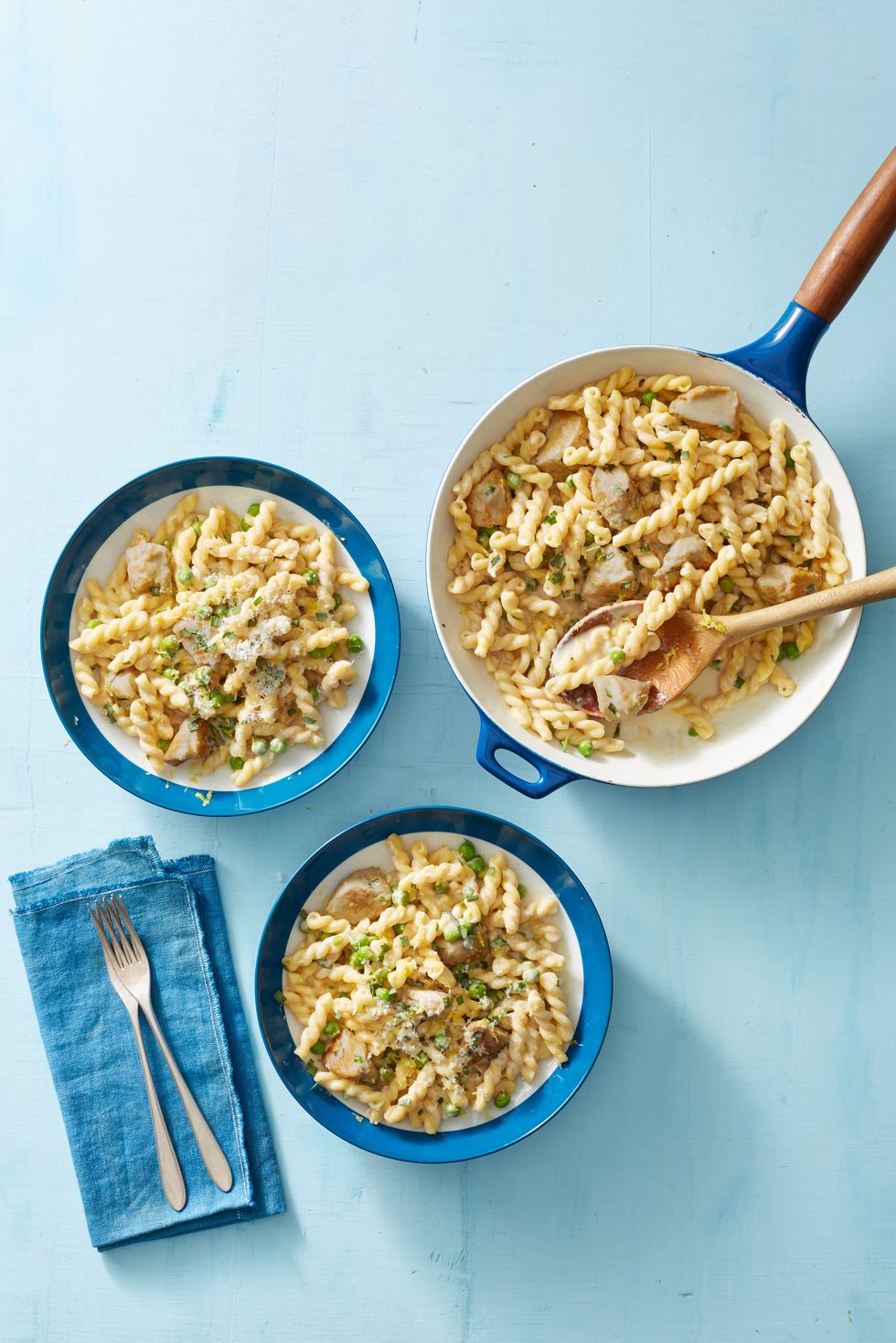 https://hips.hearstapps.com/hmg-prod/images/creamy-lemon-pasta-with-chicken-and-peas-1602858320.jpg?crop=0.896xw:0.895xh;0.0426xw,0.0398xh&resize=980:*