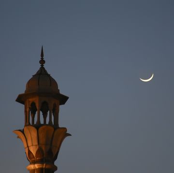 een foto van een minaret naast de maan