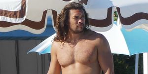 ** PREMIUM EXCLUSIVE RATES APPLY ** Aquaman Jason Momoa shows off his ripped torso as she gets ready for a dip in the pool. The 39-year-old actor had his bulging biceps on display as he and wife Lisa Bonet were spotted on their romantic vacation in Ven