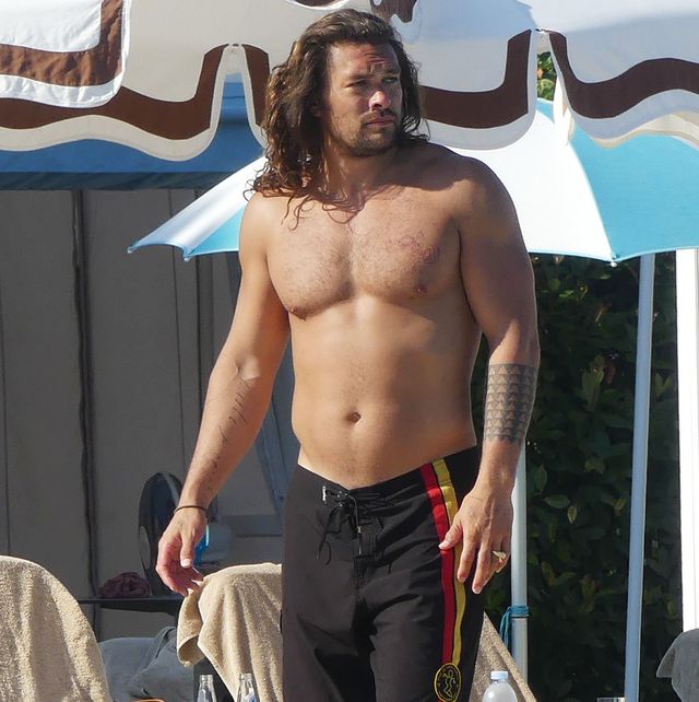 ** PREMIUM EXCLUSIVE RATES APPLY ** Aquaman Jason Momoa shows off his ripped torso as she gets ready for a dip in the pool. The 39-year-old actor had his bulging biceps on display as he and wife Lisa Bonet were spotted on their romantic vacation in Ven
