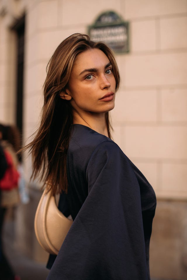 mujer francesa con vestido azul