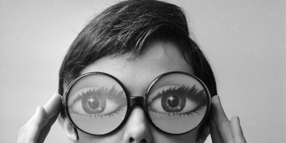 Девушка в толстых очках. Большие глаза в очках. Смешные очки для зрения. Очки с глазами. Очки с толстыми линзами.