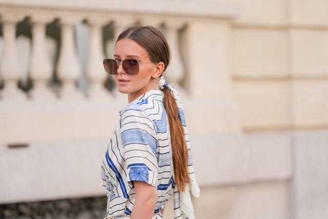 mujer con gafas de sol y coleta
