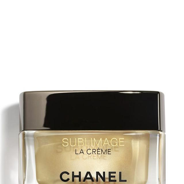 El paso clave del tratamiento de belleza es la hidratación. Tu aliada, la crema facial 'Sublimage La Crème' (con 12 efectos), de Chanel (333 €).