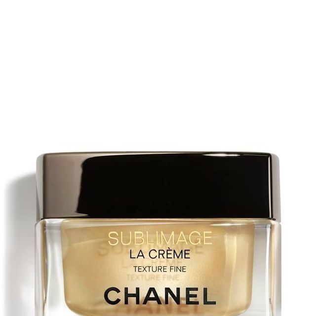 El paso clave del tratamiento de belleza es la hidratación. Tu aliada, la crema facial 'Sublimage La Crème' (textura fina), de Chanel (333 €).