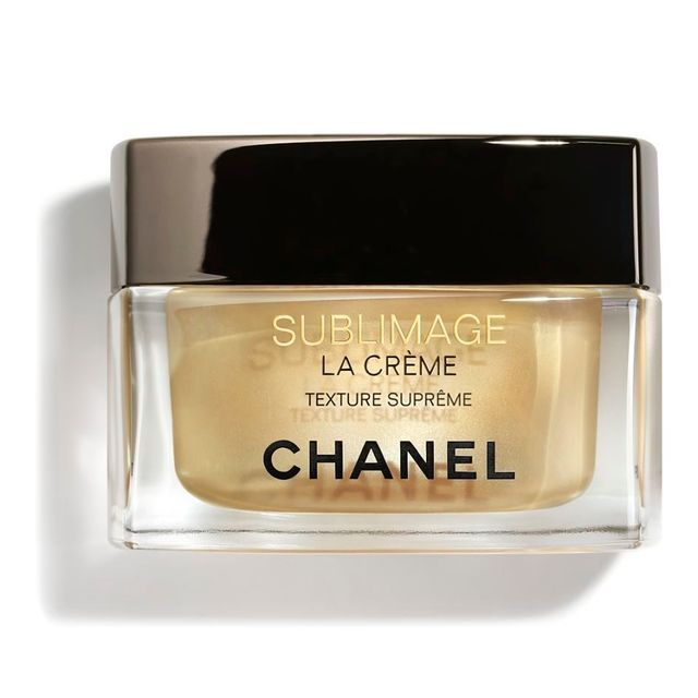 El paso clave del tratamiento de belleza es la hidratación. Tu aliada, la crema facial 'Sublimage La Crème' (textura untuosa), de Chanel (333 €).