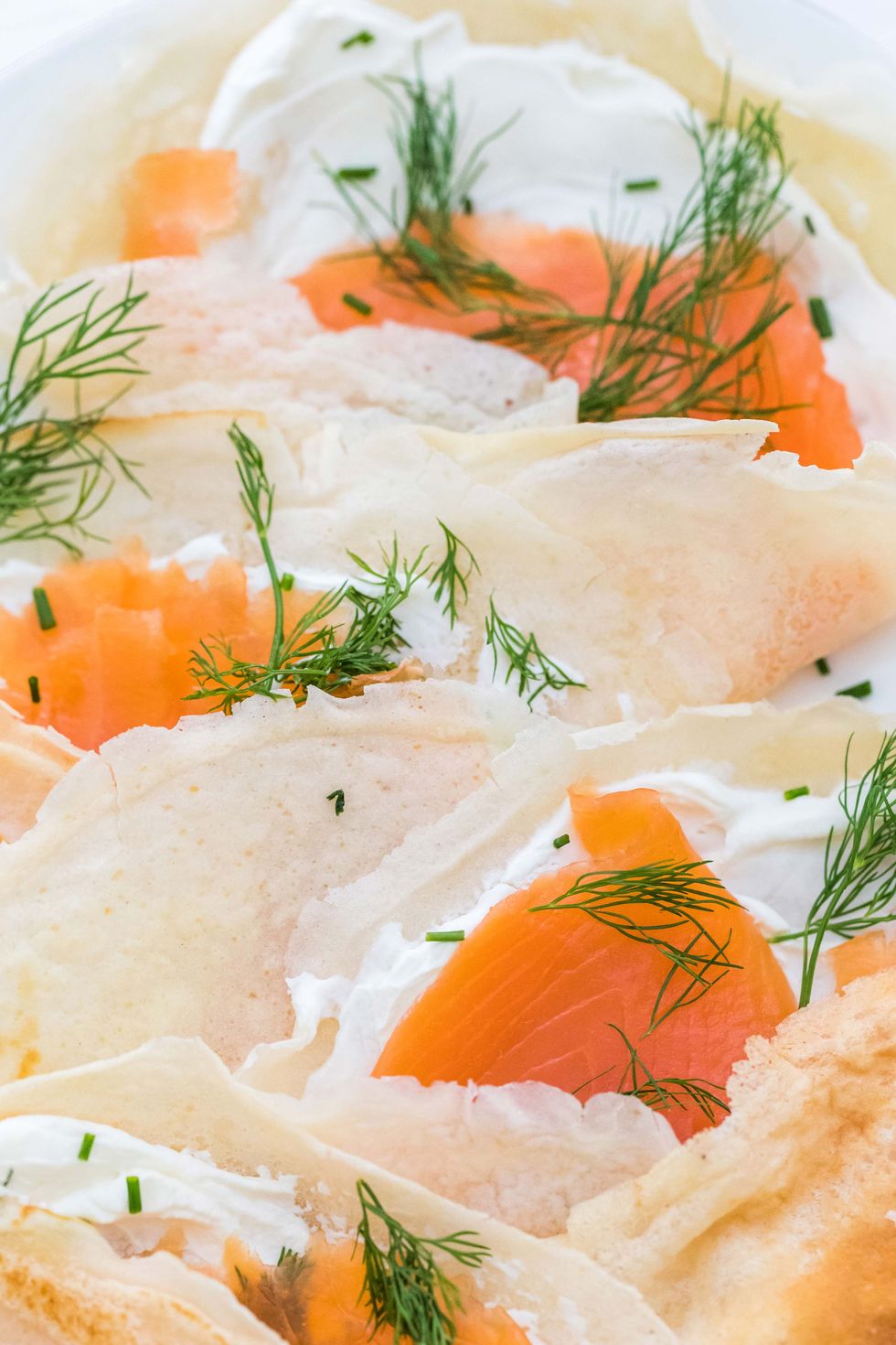 Rollitos de salmón ahumado y vegetales: un plato envuelto en obleas de arroz