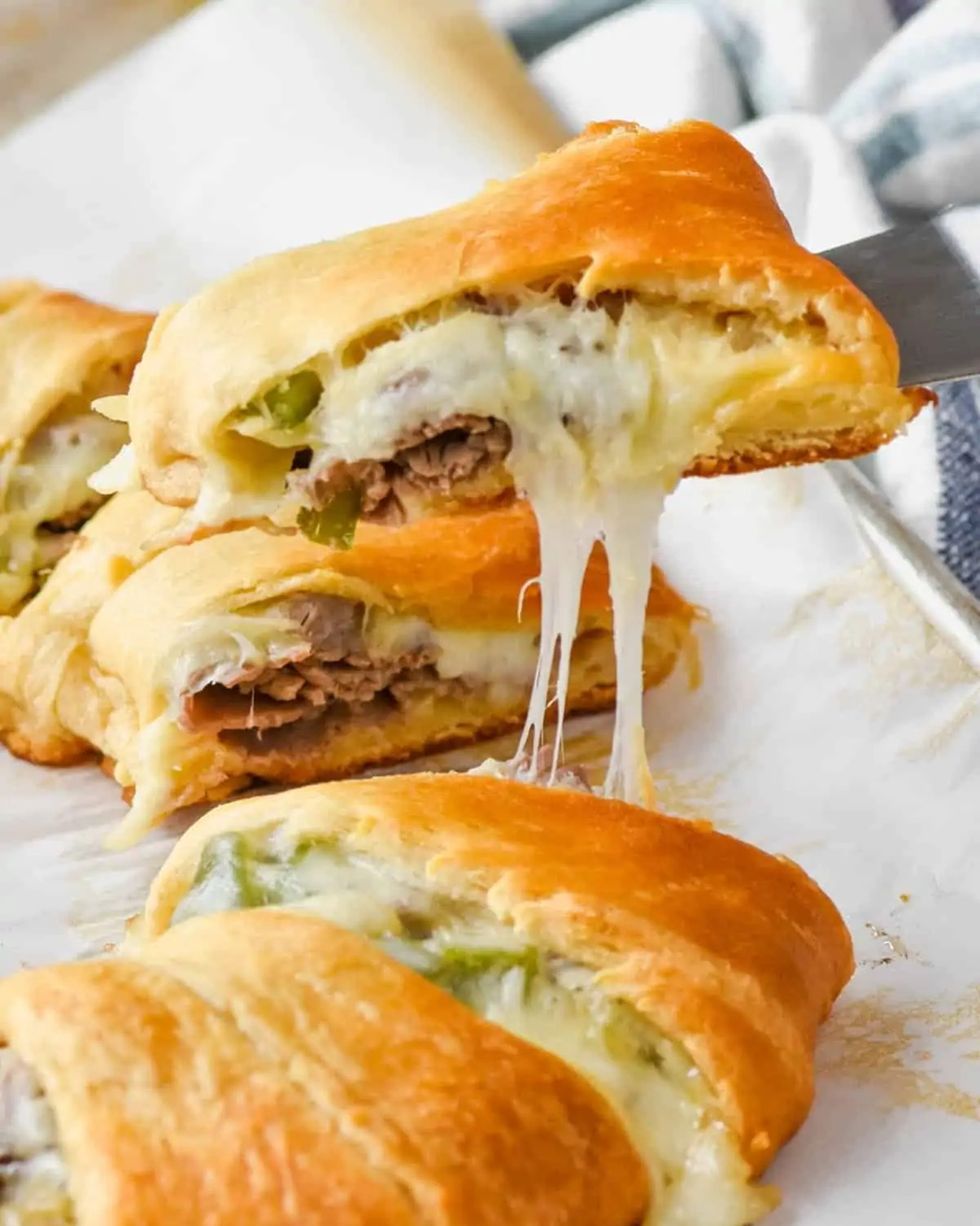 https://hips.hearstapps.com/hmg-prod/images/crescent-roll-recipes-philly-chesse-steak-ring-6421ea12b3846.jpeg?crop=1.00xw:0.834xh;0,0.0386xh&resize=980:*