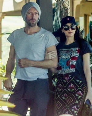 chris martin y dakota johnson 2023