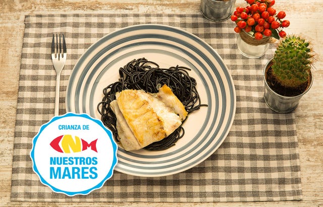 receta corvina sobre espaguetis negros