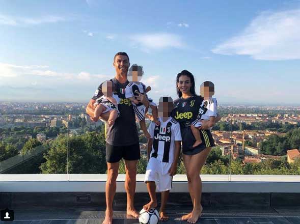 Cristiano Ronaldo junto a su familia con la camiseta de la Juventus