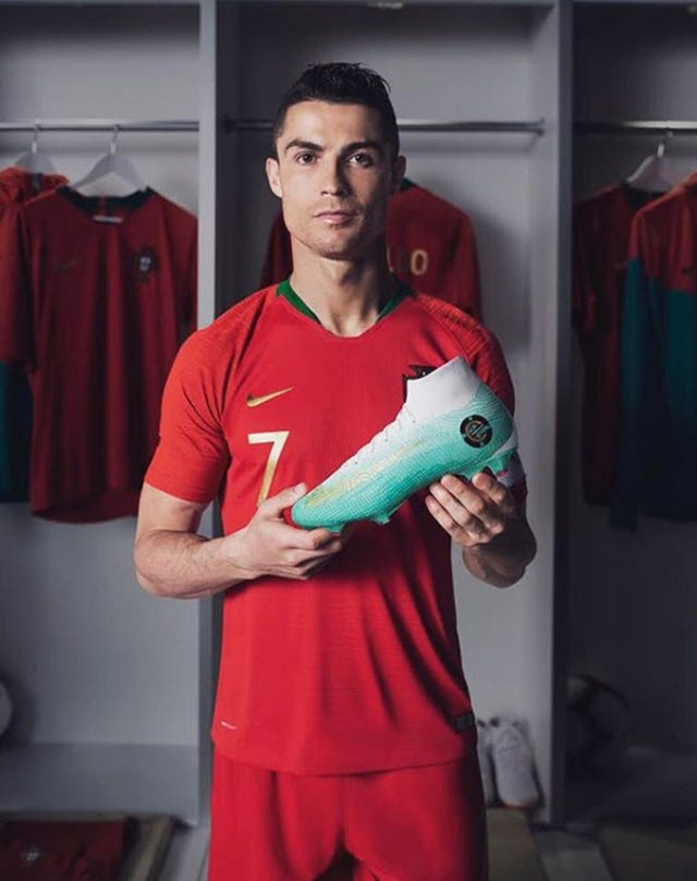 La madre de Cristiano Ronaldo, Dolores Aveiro, no ve con buenos ojos el traslado de su hijo a Turín.