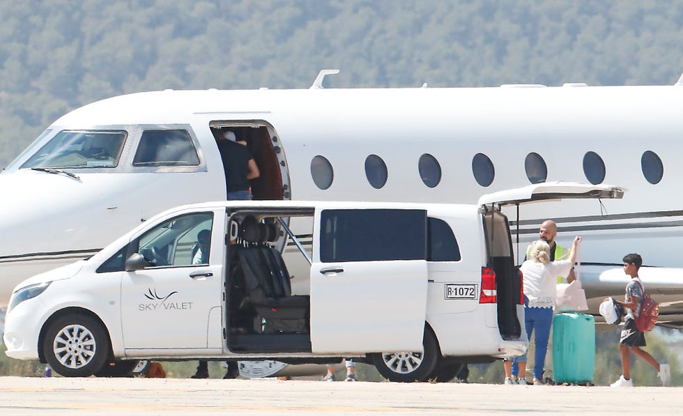 Vehicle, Transport, Car, Mode of transport, Motor vehicle, Minibus, Van, RV, Minivan, Luxury vehicle, 