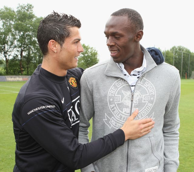 cristiano ronaldo u y usain bolt se saludan durante un entrenamiento del manchester united