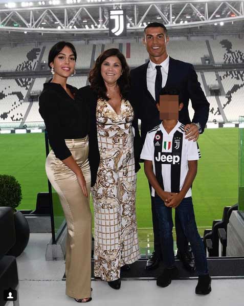 Georgina Rodríguez apoya a Cristiano Ronaldo: la familia en la presentación del futbolista