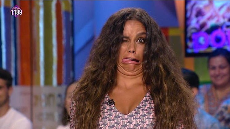 Hair, Television presenter, Hairstyle, Long hair, Newscaster, Brown hair, Newsreader, Surfer hair, Feathered hair, Music artist, 