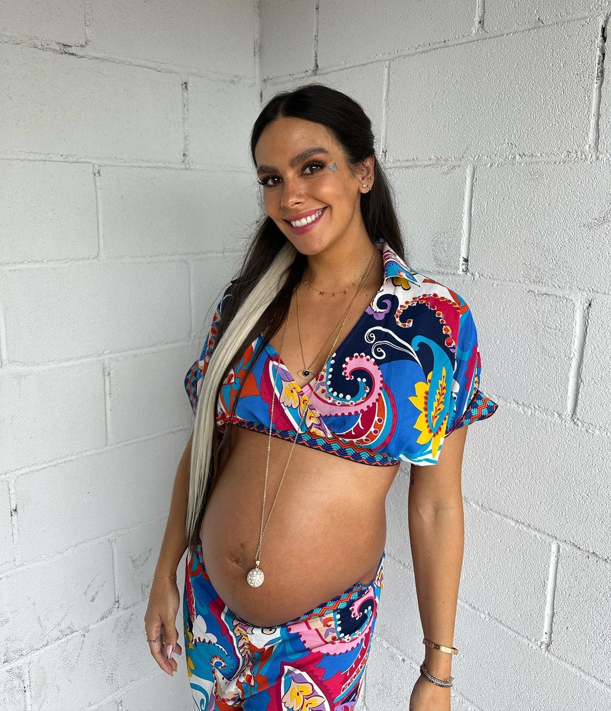 Cristina Pedroche luce un favorecedor conjunto boho multicolor con el que  presume de curvas premamá