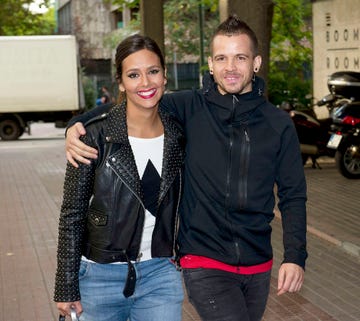 la pareja pasea abrazada por las calles de madrid