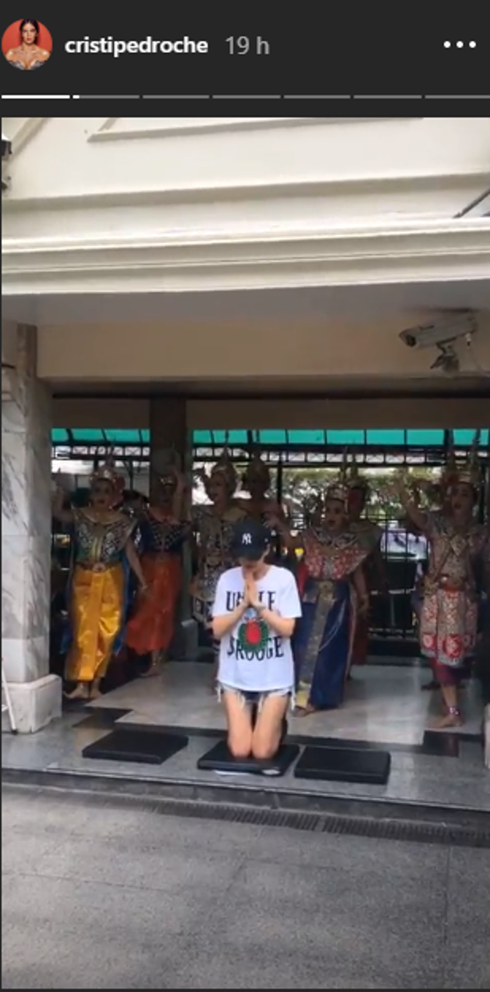 Cristina Pedroche rezando en Tailandia