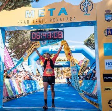 Cristina Santurino cruza victoriosa el Gran Trail de Peñalara competitor crossing the finish line at gran trail peñalara
