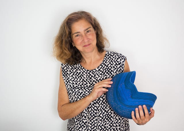 artesana cristina vallejo sujetando una de sus vasijas textiles