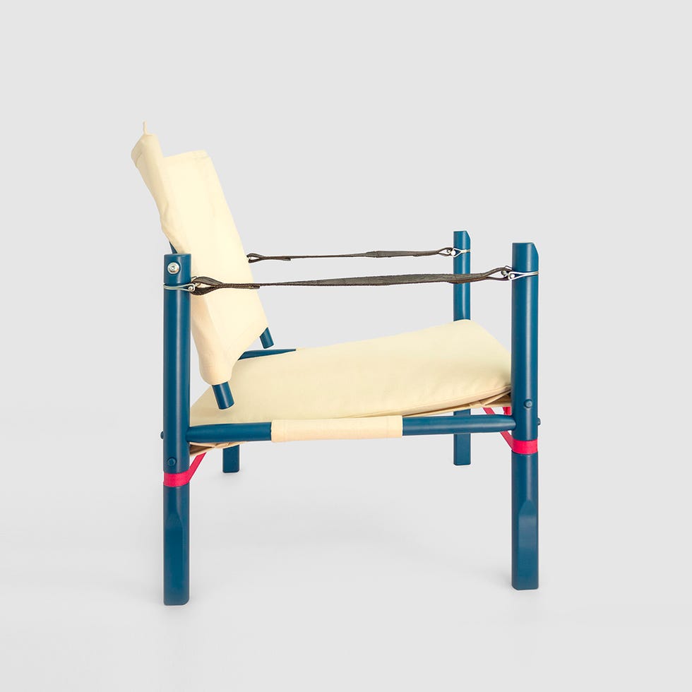 silla moderna con asiento y respaldo en tela blanco y patas en azul