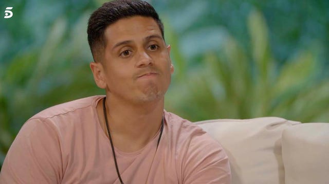 chrisopher con cara de resignado tras ver el tonteo de fani y julian