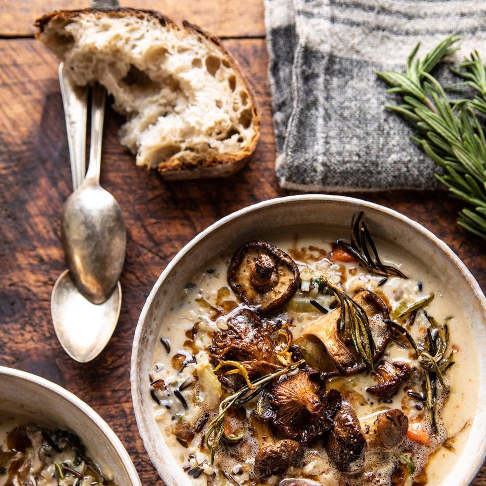 https://hips.hearstapps.com/hmg-prod/images/crock-pot-soup-recipes-creamy-wild-rice-chicken-with-roasted-mushrooms-1629994420.jpeg?crop=1.00xw:0.667xh;0,0.162xh&resize=980:*