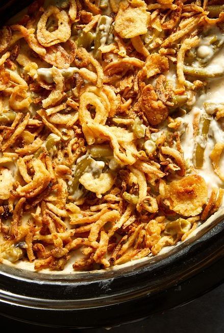 https://hips.hearstapps.com/hmg-prod/images/crockpot-green-bean-casserole1-1666649610.jpg