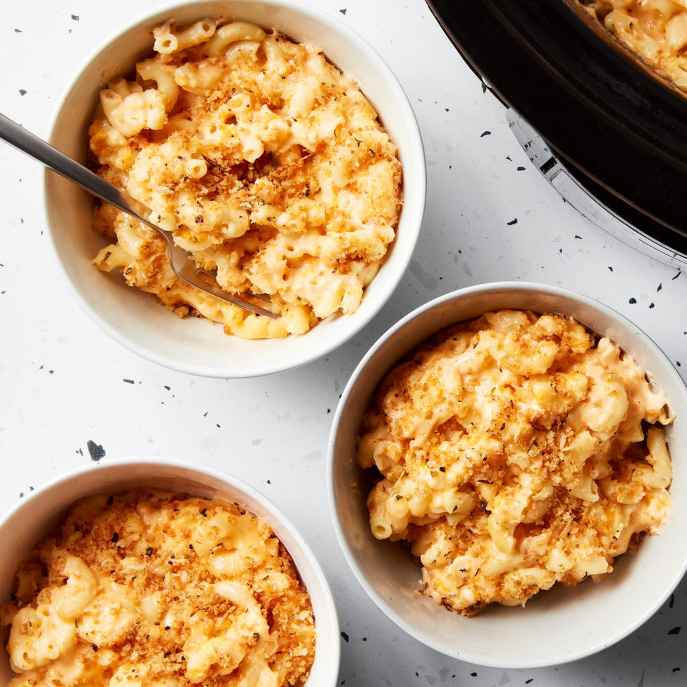 mac and cheese topped with panko in the crockpot