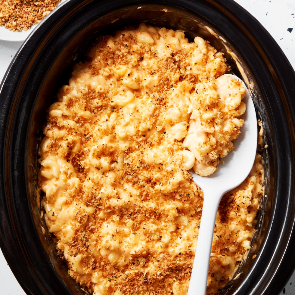 mac and cheese topped with panko in the crockpot