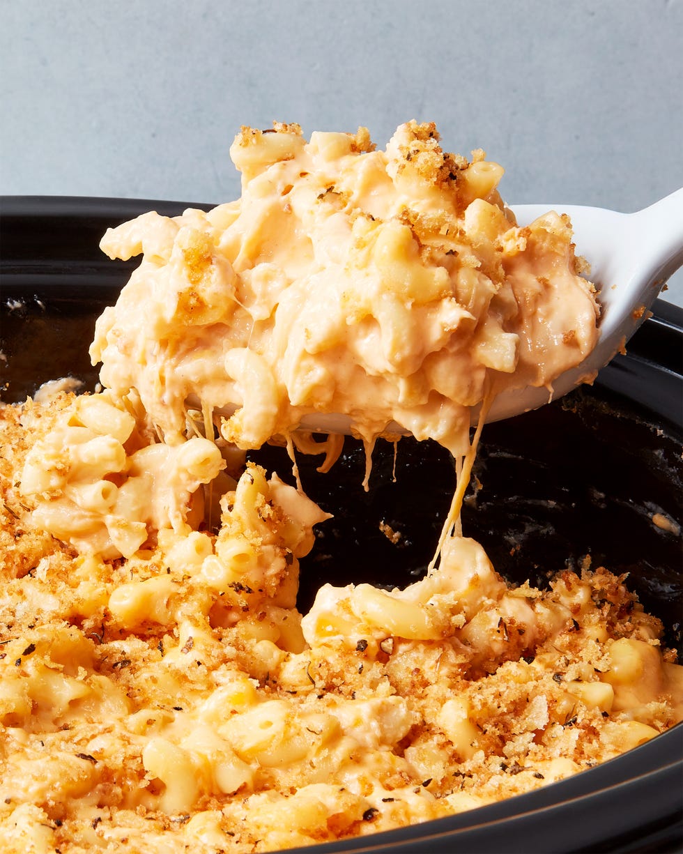mac and cheese topped with panko in the crockpot