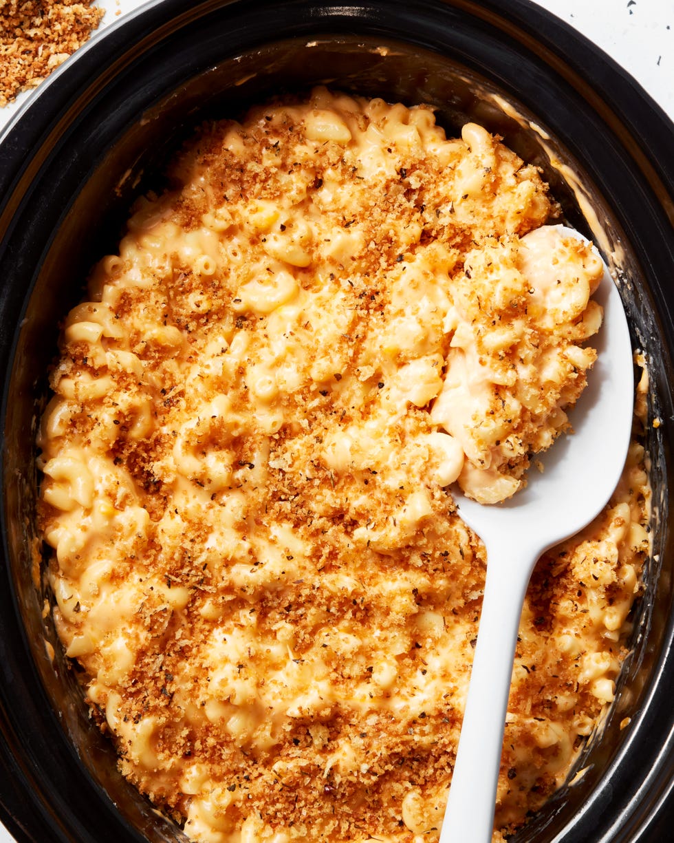 mac and cheese topped with panko in the crockpot