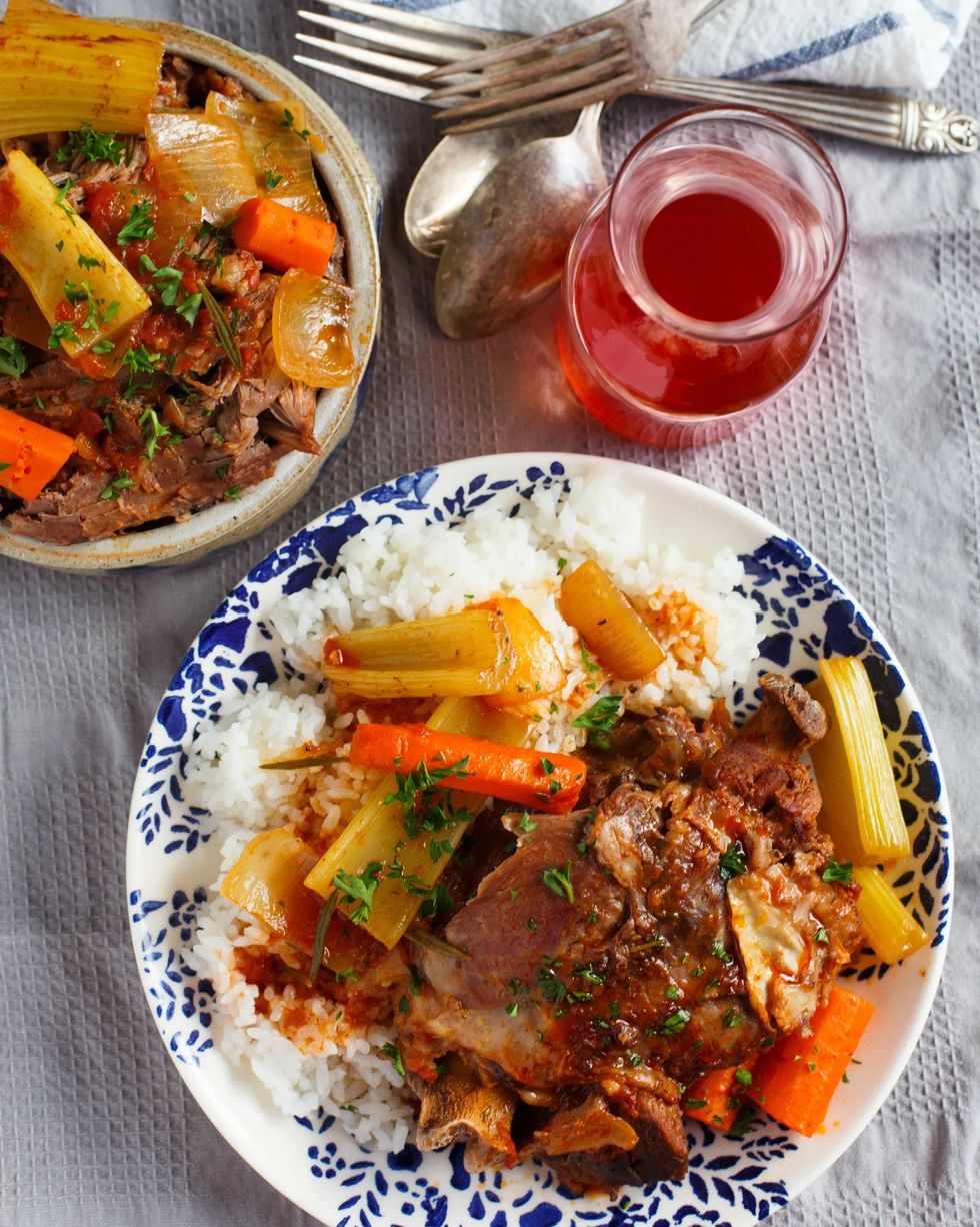 https://hips.hearstapps.com/hmg-prod/images/crockpot-recipes-for-two-slow-cooker-osso-buco-1641940348.jpg?crop=1.00xw:0.942xh;0,0.0321xh&resize=980:*