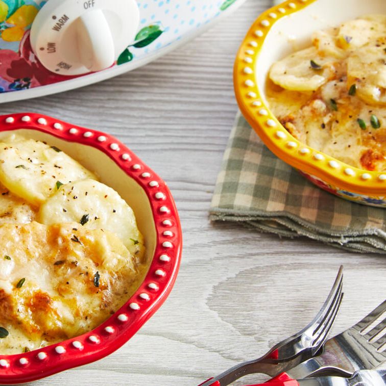 Slow Cooker Scalloped Potatoes with Creamy Cheese Garlic Sauce
