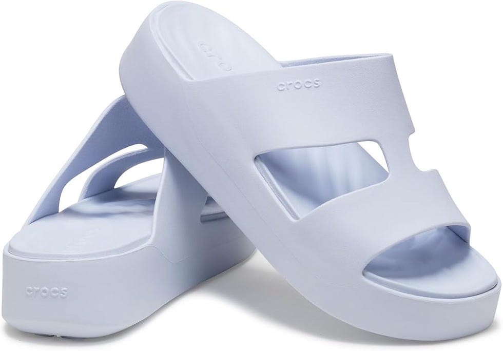 par de sandalias crocs
