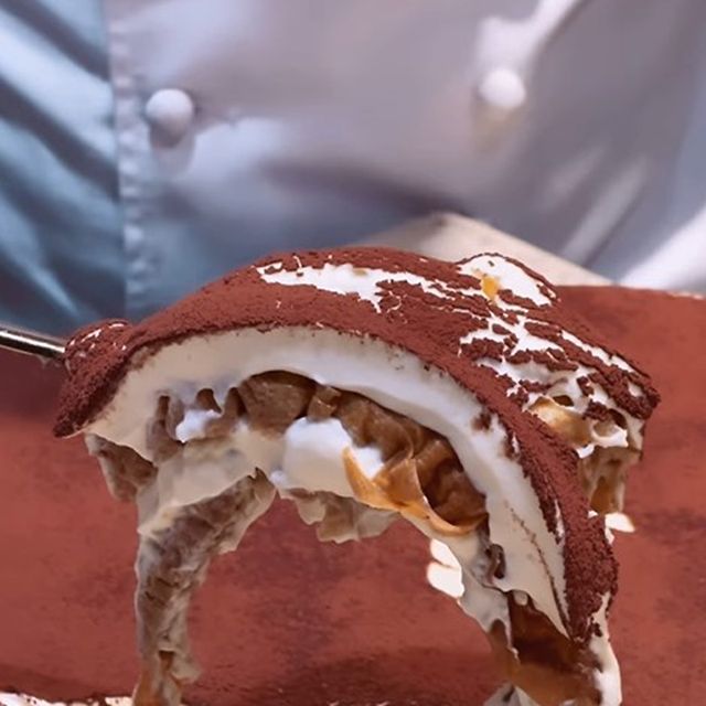 croissant tiramisú, creación de la pastelería flaky pastry croissant co de dubái