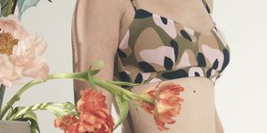 corpo donna con fiori